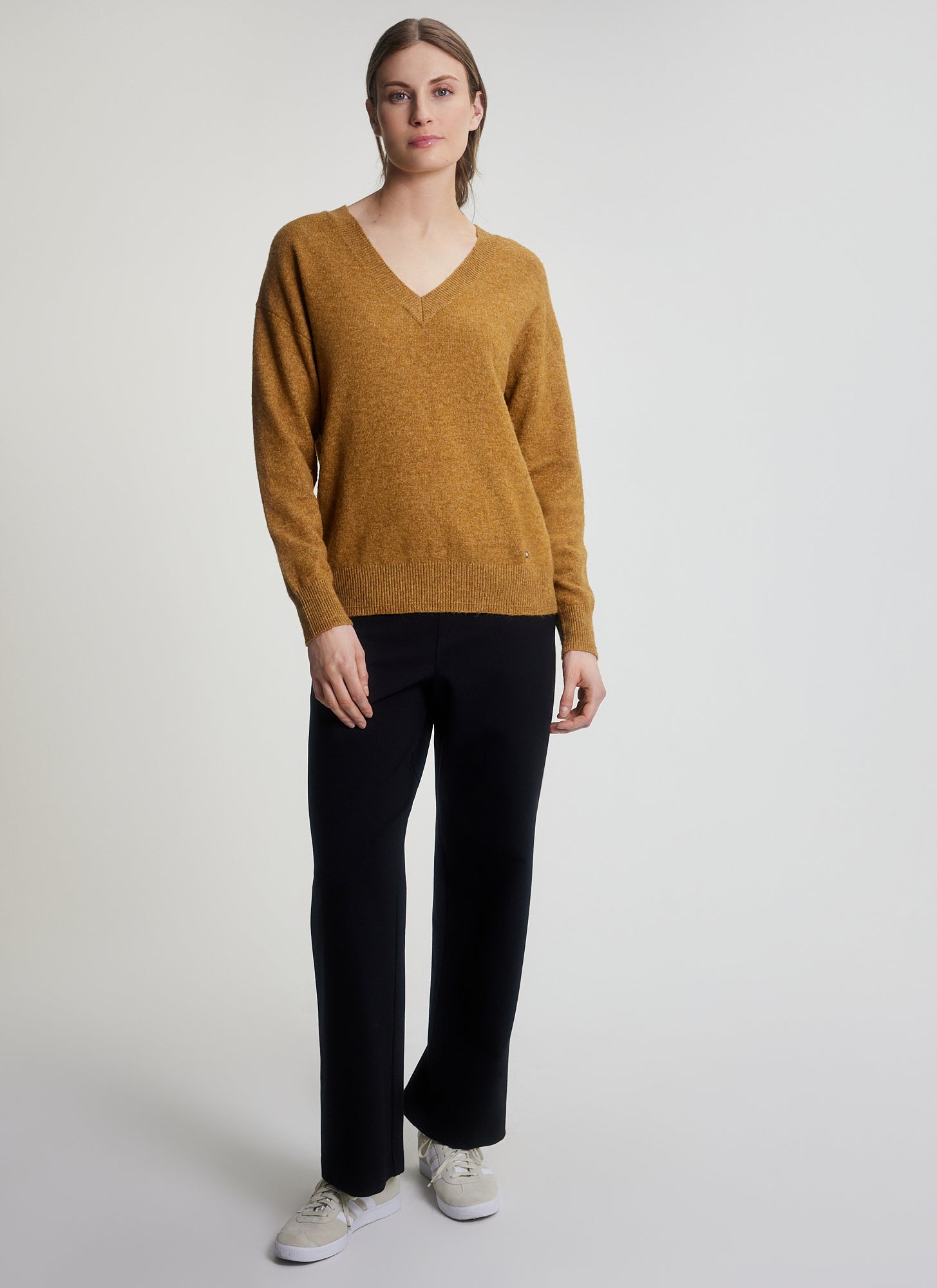 ANIAK V-NECK SWEATER