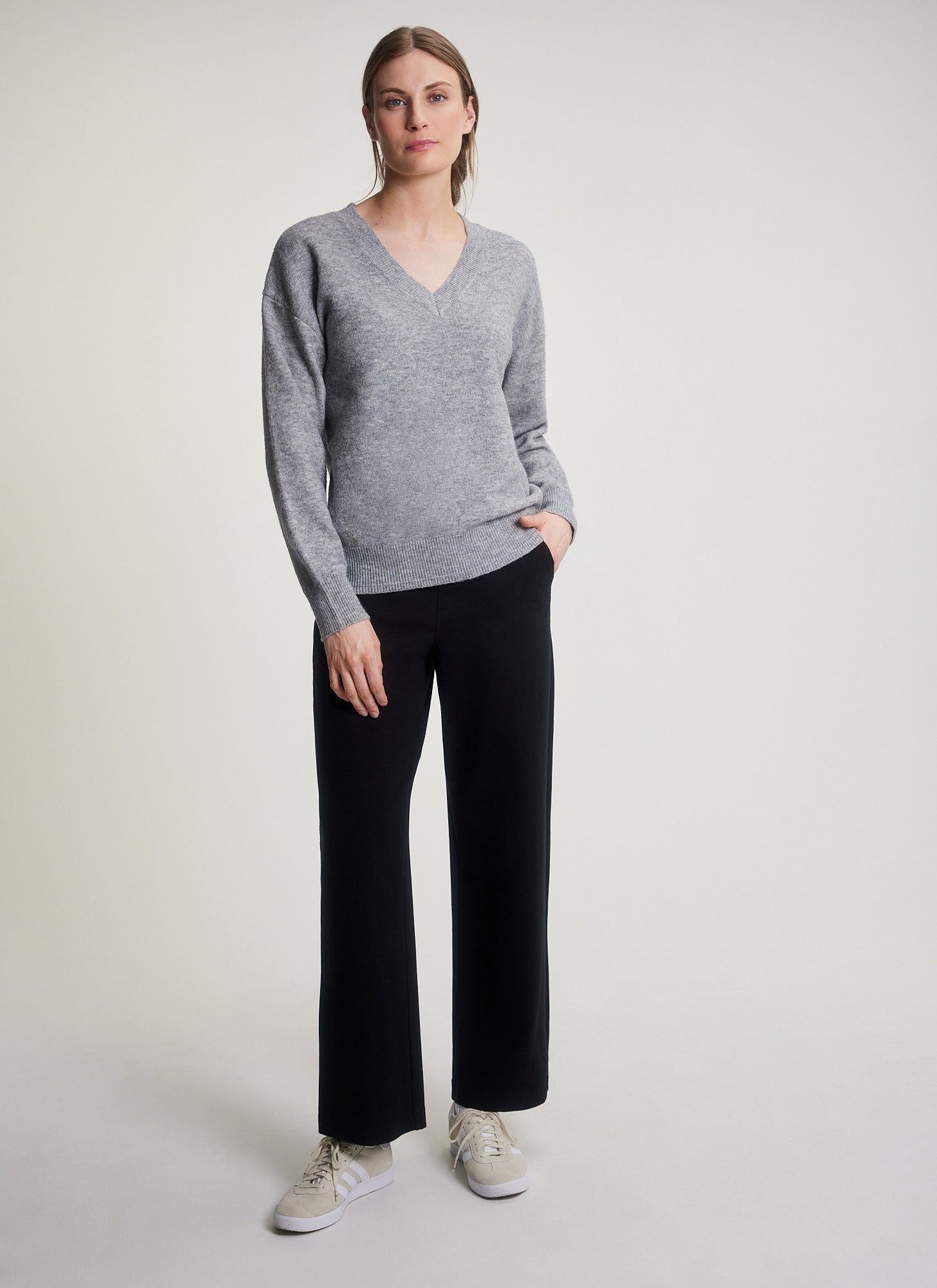 ANIAK V-NECK SWEATER