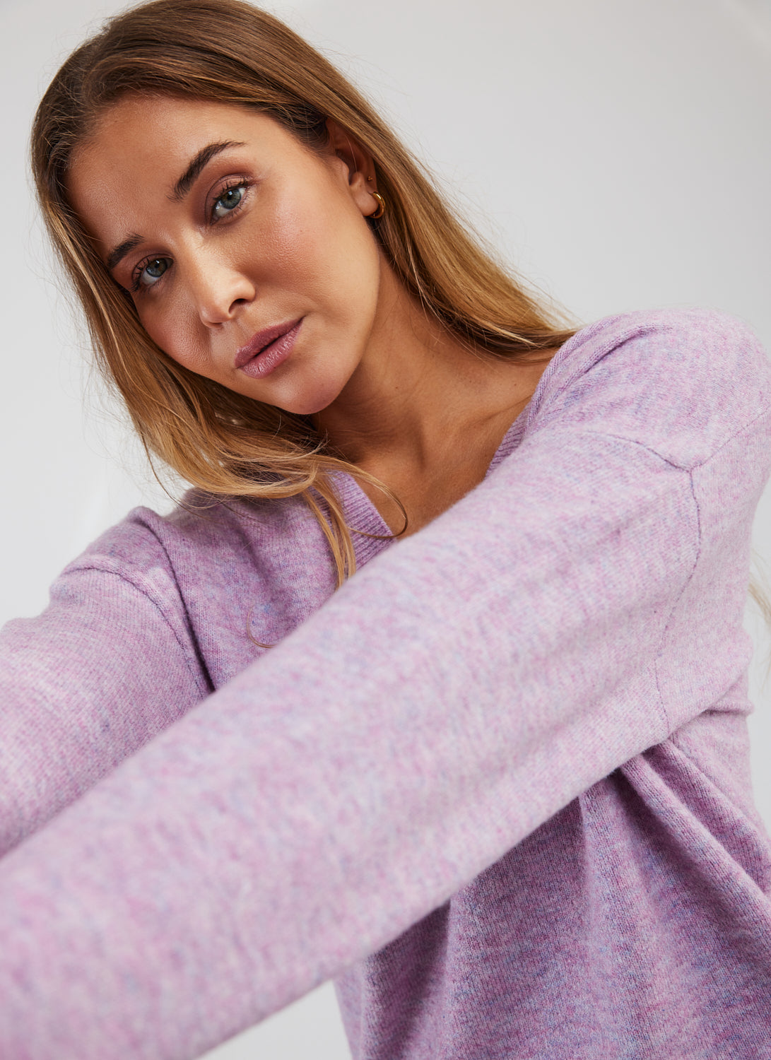 ANIAK V-NECK SWEATER