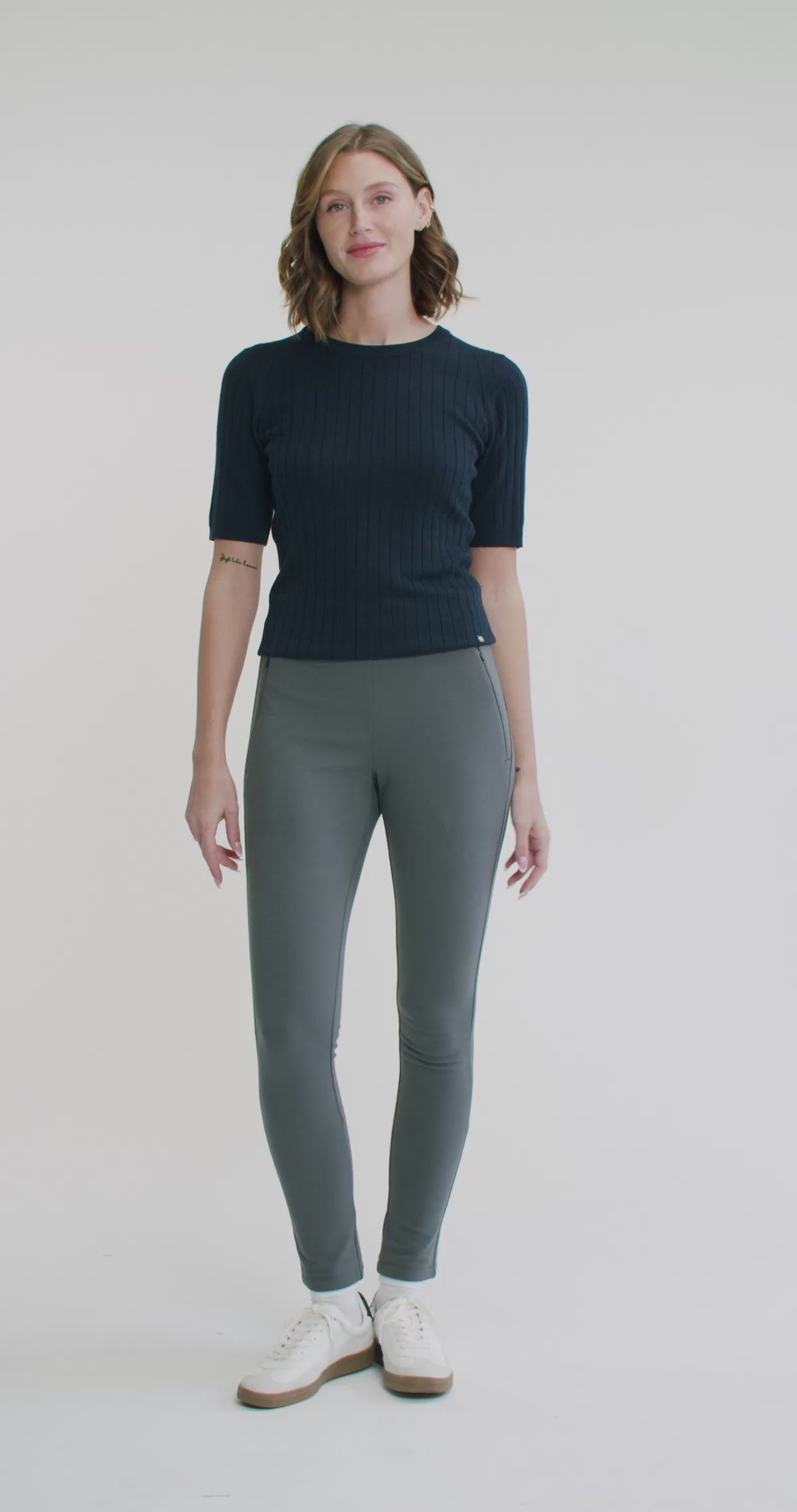 Charger la vidéo : Pantalon Ely  – vue modèle en mouvement, FIG Clothing