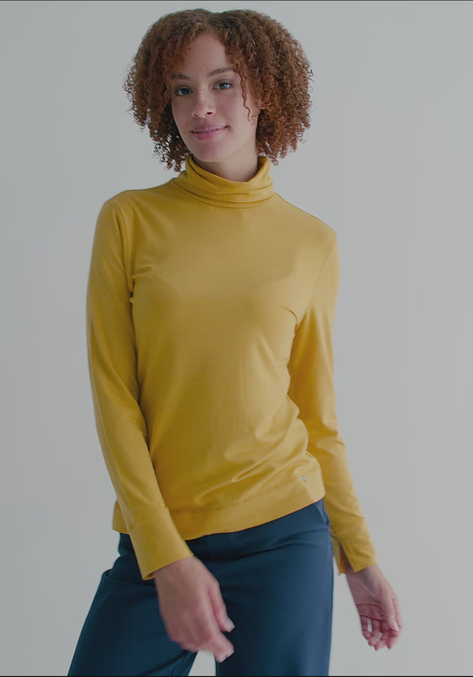 Load video: EVERYDAY TURTLE NECK TOP