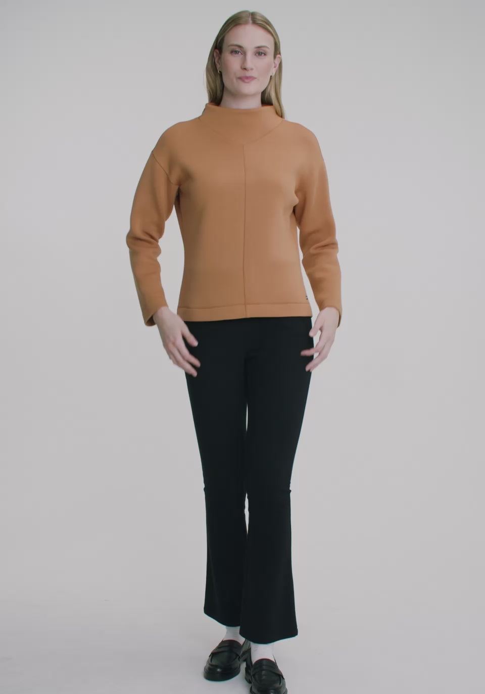 Charger la vidéo : Haut Lana  – vue modèle en mouvement, FIG Clothing