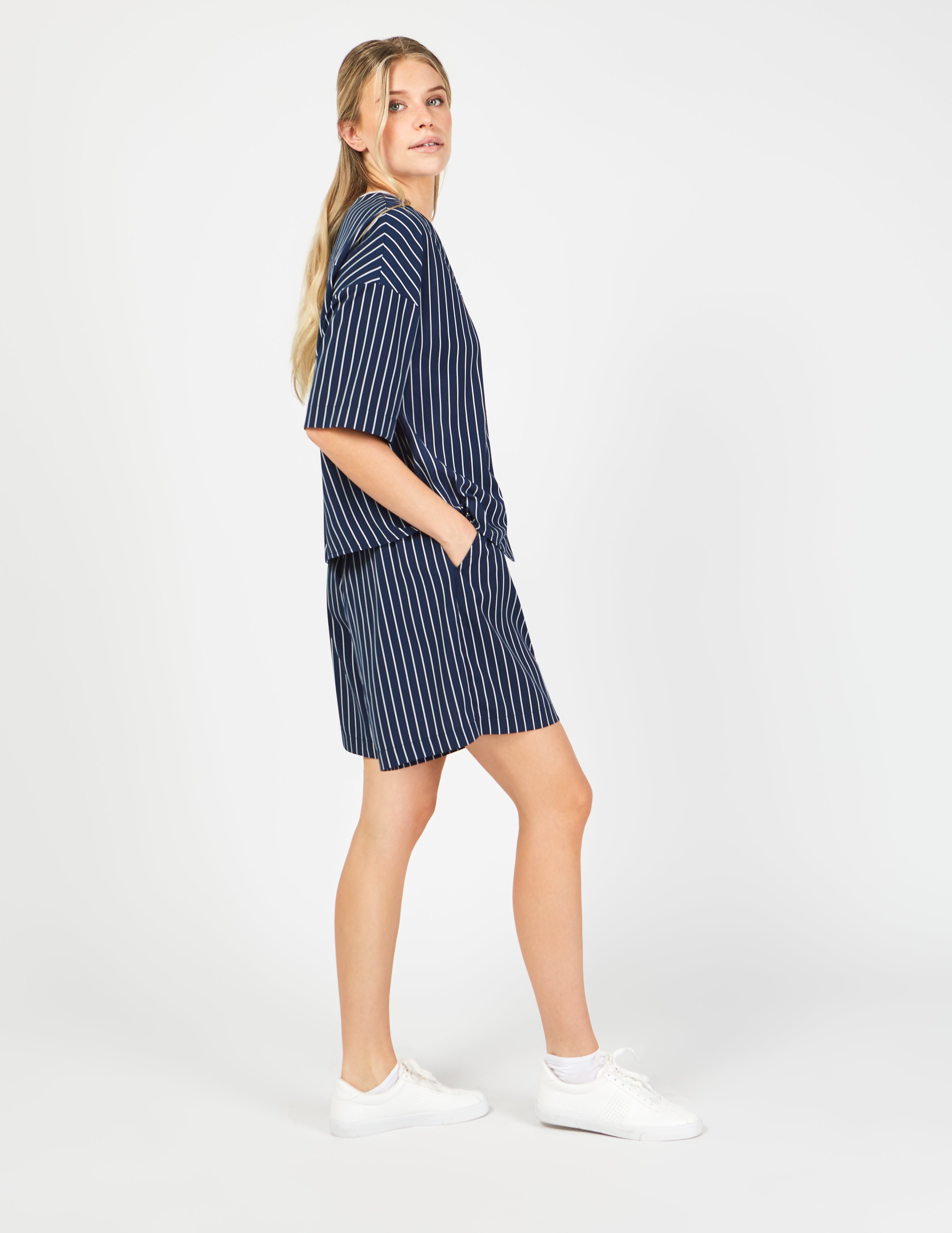 PIN STRIPE SAIL||PIN STRIPE SAIL